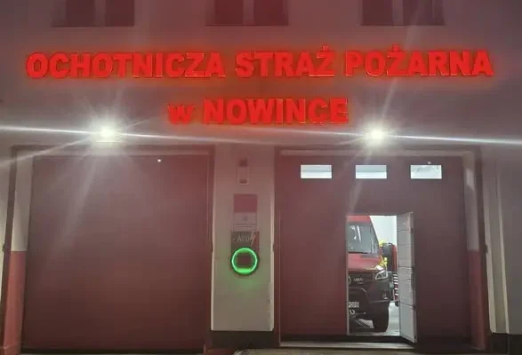 Nowe podświetlane napisy na remizie OSP Nowinka – efektowna metamorfoza