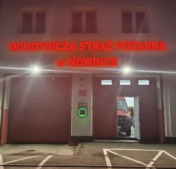 Nowe podświetlane napisy na remizie OSP Nowinka – efektowna metamorfoza
