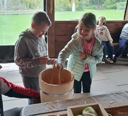 Jesienna wyprawa uczniów klas IIa i IId do Zagrody Kształciciel w Radziach