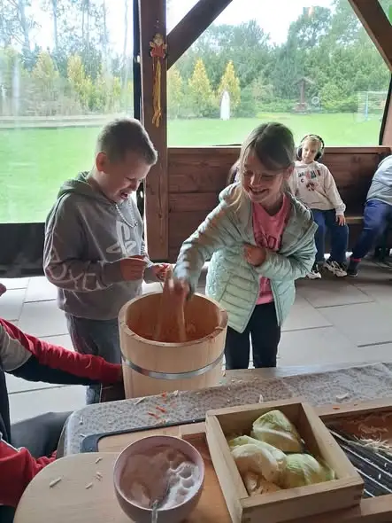 Jesienna wyprawa uczniów klas IIa i IId do Zagrody Kształciciel w Radziach