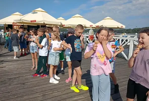 Uczniowie klasy 3a z Augustowa na lodach – wspomnienia wakacji przy molo