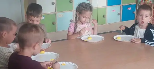 Kolorowy zawrót głowy u Misiaków – przedszkolaki z Olszanki odkrywały świat przez zabawę