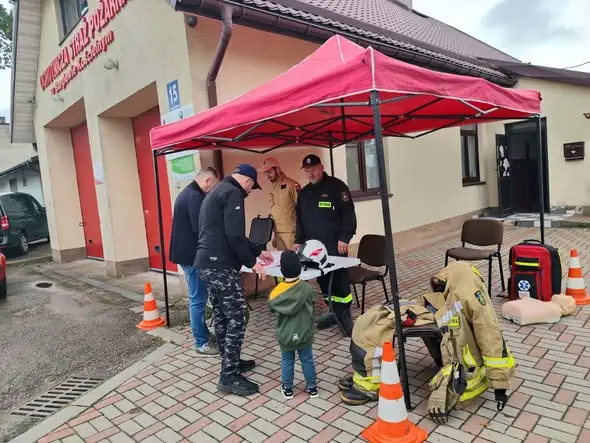 Strażacy z Bargłowa Kościelnego uczyli mieszkańców, jak reagować w sytuacjach zagrożenia