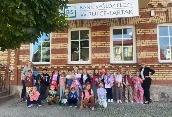 Lekcja bankowości w Raczkach: pierwszaki odwiedziły Bank Spółdzielczy