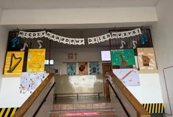 Międzynarodowy Dzień Muzyki w szkole w Rączkach – kreatywnie i kolorowo