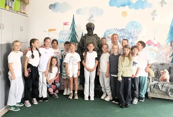 Żołnierz z 12 Batalionu Obrony Pogranicza odwiedził uczniów. Tematem był niedźwiedź Wojtek