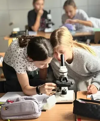 Mali badacze w akcji – czwartoklasiści odkrywali świat pod mikroskopem