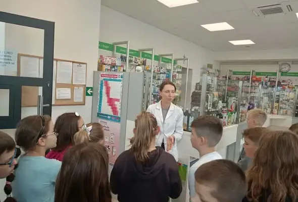 Uczniowie klasy 3b odwiedzili Aptekę Rodzinną – lekcja o bezpieczeństwie i pracy farmaceuty