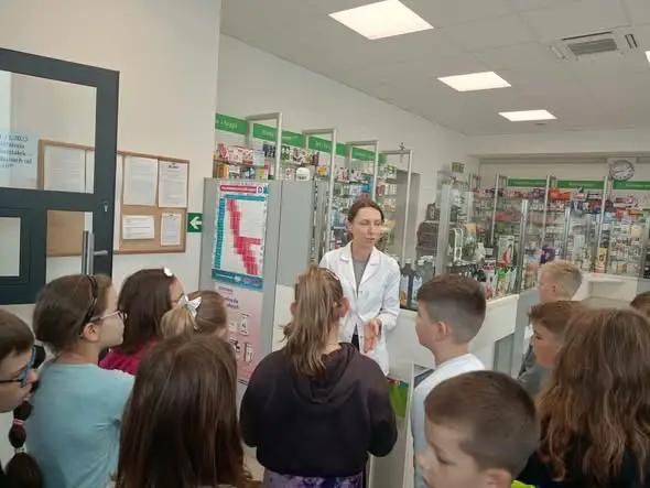 Uczniowie klasy 3b odwiedzili Aptekę Rodzinną – lekcja o bezpieczeństwie i pracy farmaceuty