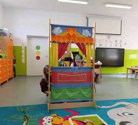 Przedszkolaki zagrały „Na straganie” – jesienny teatrzyk w ogrodzie