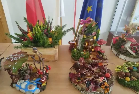 Konkurs na jesienny stroik w SP Raczkach rozstrzygnięty. 60 uczniów nagrodzonych