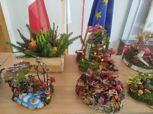 Konkurs na jesienny stroik w SP Raczkach rozstrzygnięty. 60 uczniów nagrodzonych