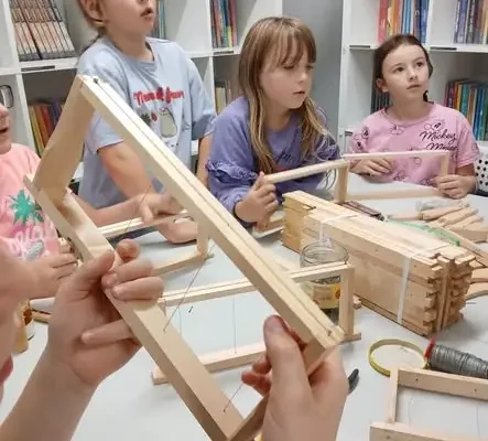 Uczniowie klas III z Augustowa zgłębiali tajniki pszczelarstwa
