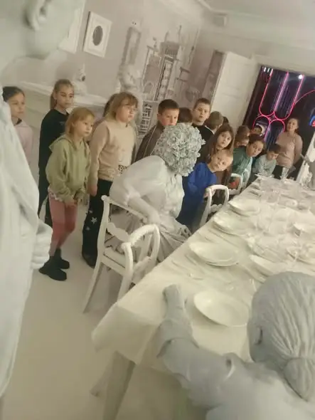Klasy 2a i 2b z SP4 Augustów na wycieczce: Muzeum Konopnickiej i park trampolin