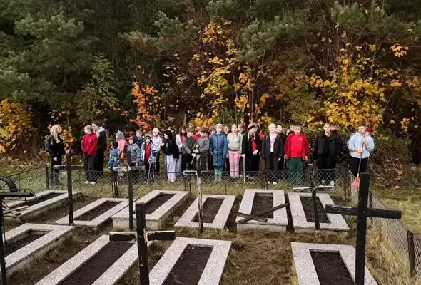 Młodzi strażacy uprzątnęli groby żołnierzy — lekcja historii i szacunku