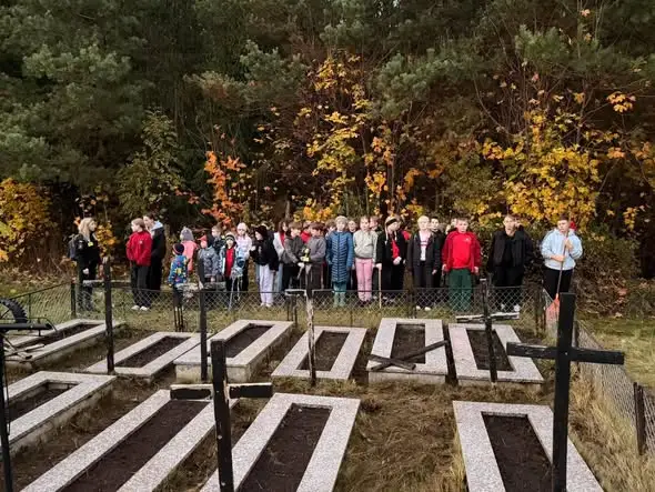 Młodzi strażacy uprzątnęli groby żołnierzy — lekcja historii i szacunku