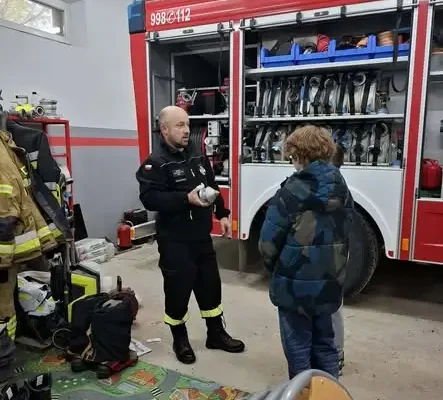 Młodzieżowa Drużyna Pożarnicza z Augustowa poznaje strażacki sprzęt