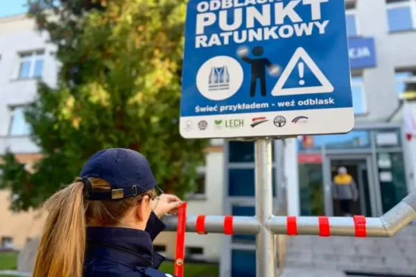 Odblaskowy Punkt Ratunkowy przy komendzie policji w Augustowie