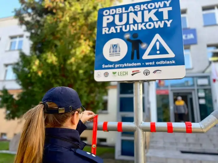 Odblaskowy Punkt Ratunkowy przy komendzie policji w Augustowie