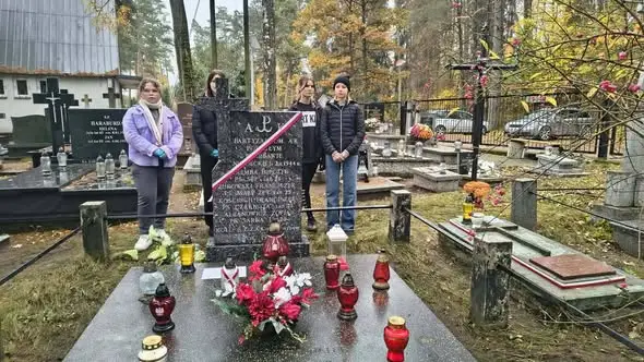 Klasa VII b porządkuje groby bohaterów narodowych – lekcja patriotyzmu w praktyce