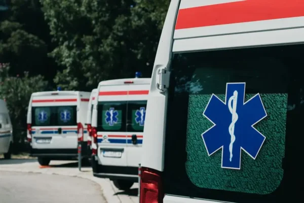 Tragedia przy cmentarzu w Raczkach. Nie udało się uratować 89-latki